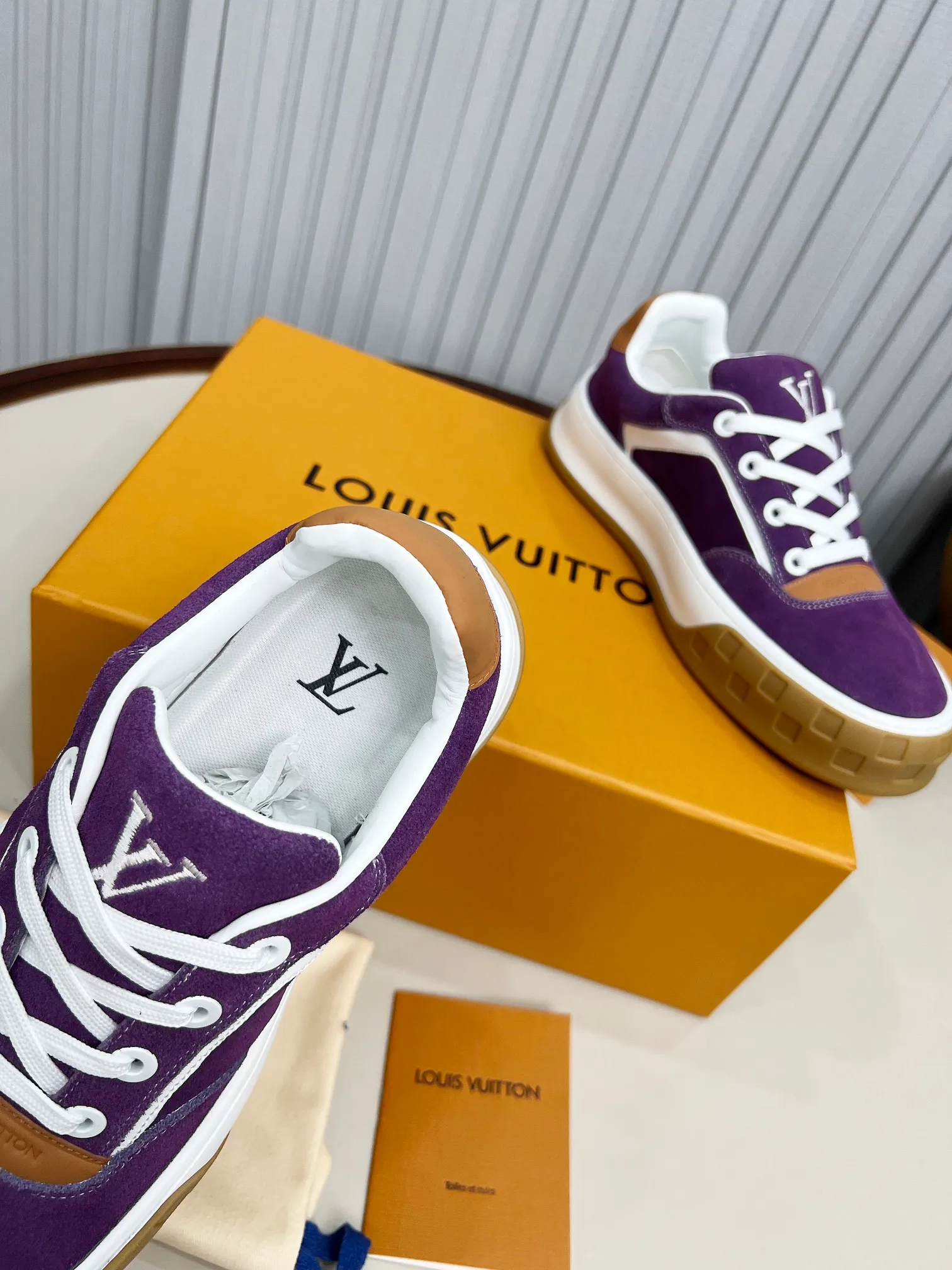 p620💰Men's shoes ❤️❤️❤️Top version LV-Louis Vuitton-Classic catwalk new style Air glue process·Original 1:1 development and reproduction! ! The upper foot is very comfortable. It is made of luxurious materials and fine workmanship. The midsole is printed with English letters "Made in Europe". The upper is made of calfskin imported from Italy. The side is decorated with the brand's LOGO and signature. The latest latex foot pads and mesh lining make the foot feel super comfortable. The original two-color TPU combination outsole is specially provided by the original factory. Bag technology Goodyear stitched edges Fabric: Exclusive custom first-layer cowhide Accessories: Exclusive private model Vuitton logo, lining: Customized silk mesh lining - first-layer silk cowhide lining Outsole: TPU combination outsole wear-resistant, non-slip and anti-yellowing Foot pads: new latex pads-mesh sweat-absorbent Counter technology: fully computerized sewing machine wire drawing Toe box back cover Hot and cold shaping Full set of pull-top last with medium and low logo pattern Code number 39-45